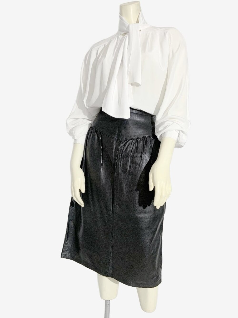 Vintage Ports International White Tie Neck Blouse / size Medium-Large